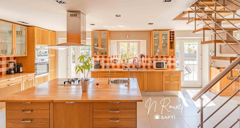 Maison - 280 m² - 12 pièces