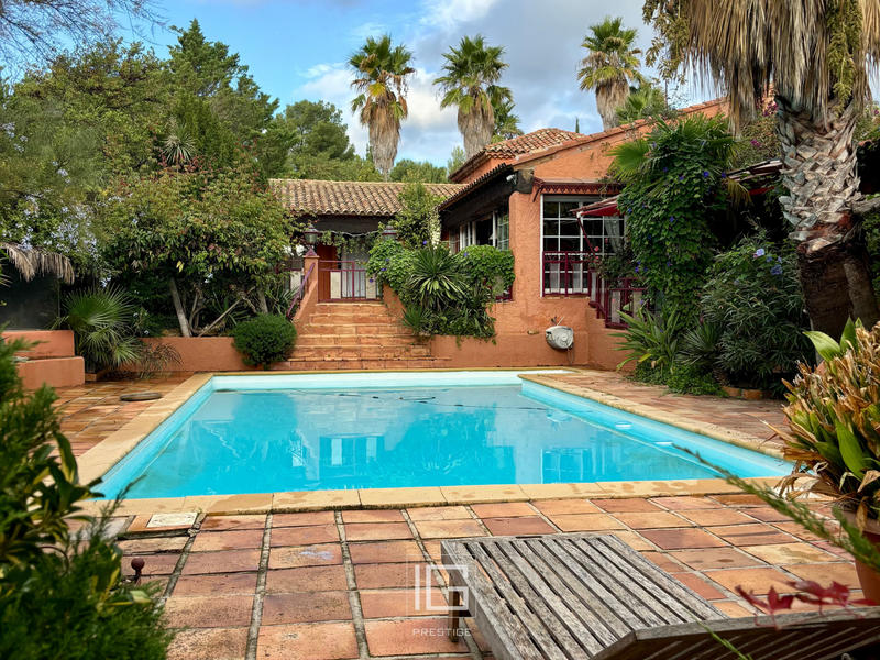 Propriété - 350 m² - 6 pièces