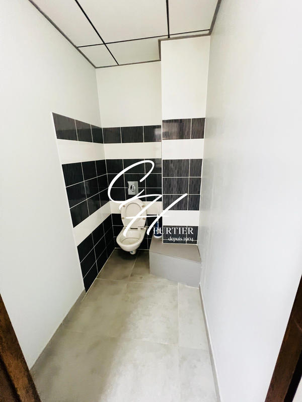 Local commercial - 99 m² - 5 pièces