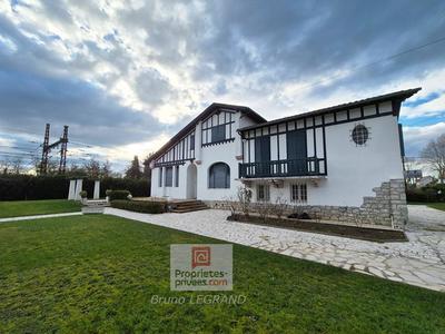 Maison - 179 m² - 8 pièces