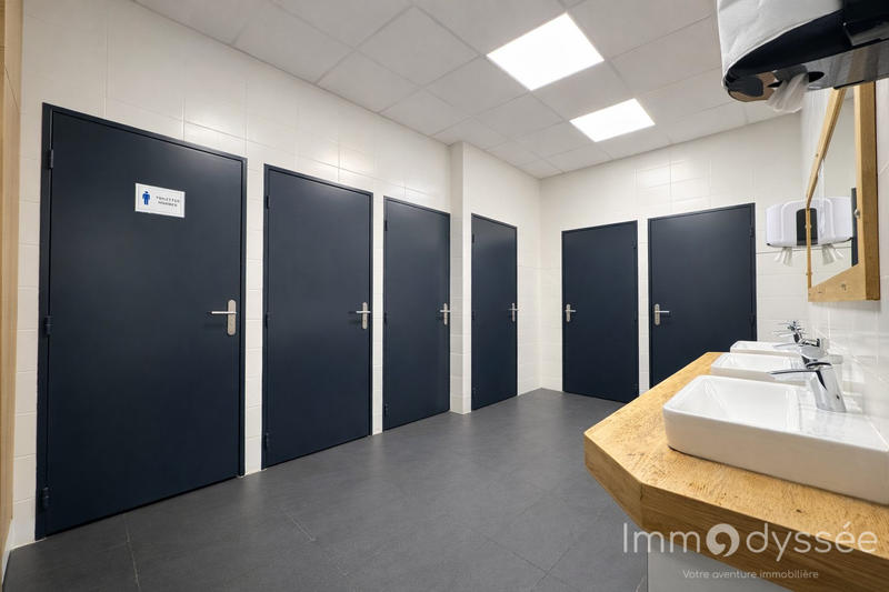 Local commercial - 713 m²