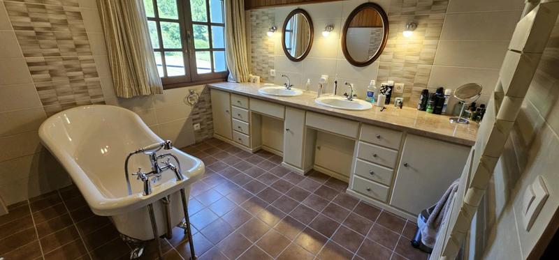 Maison - 212 m² - 9 pièces