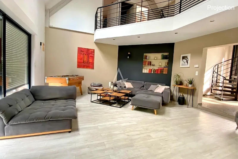 Maison - 275 m² - 8 pièces