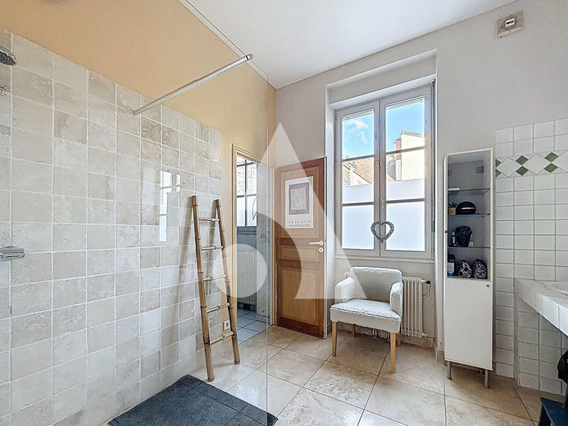 Appartement - 250 m² - 10 pièces