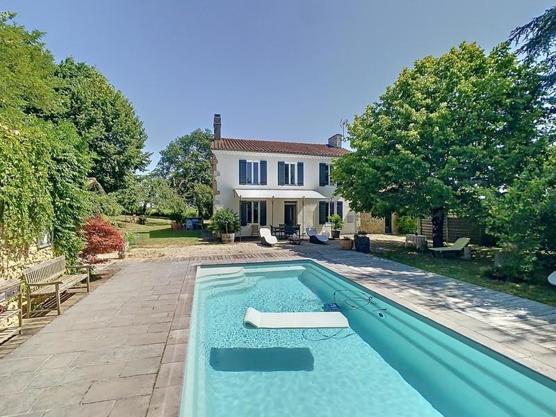 Maison - 231 m² - 10 pièces