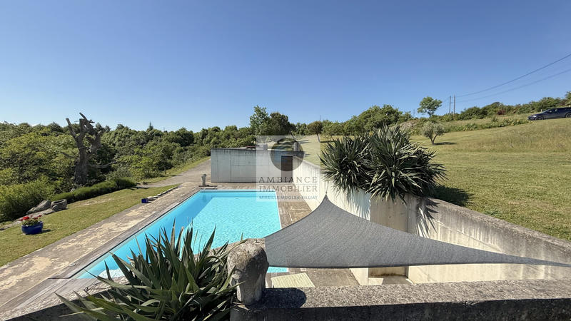 Maison - 241 m² - 8 pièces