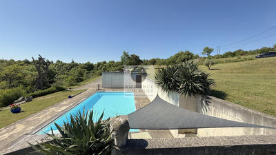 Maison - 241 m² - 8 pièces