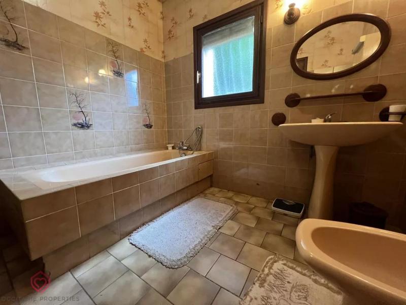 Maison - 221 m² - 8 pièces