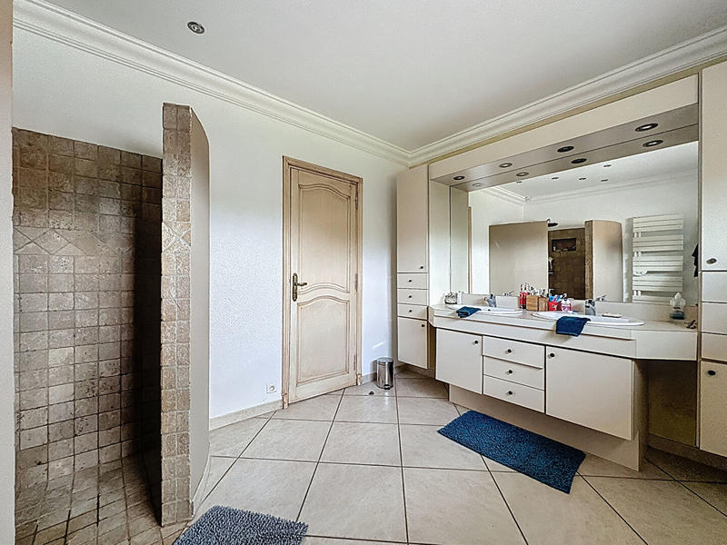 Maison - 240 m² - 7 pièces