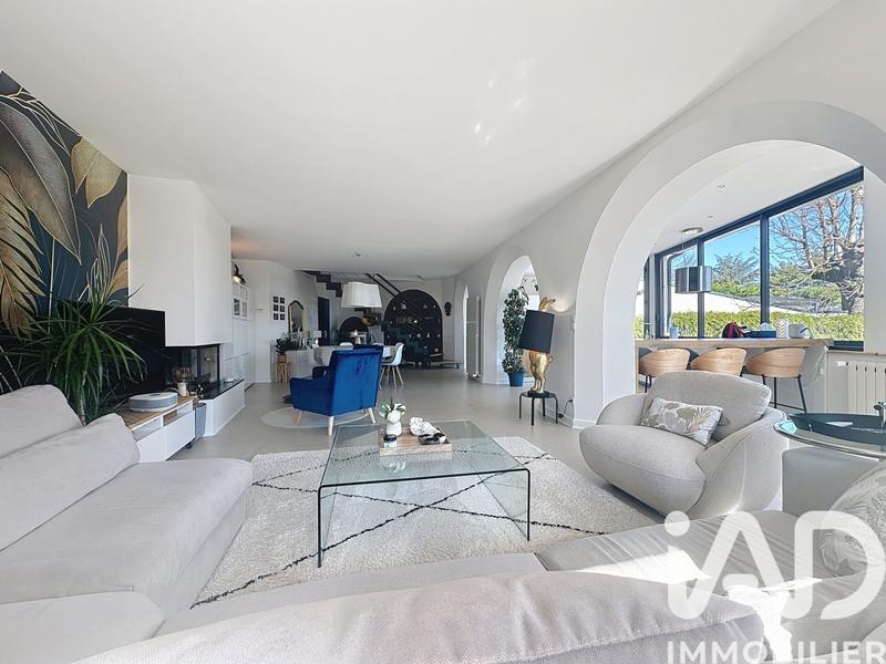 Maison - 247 m² - 9 pièces