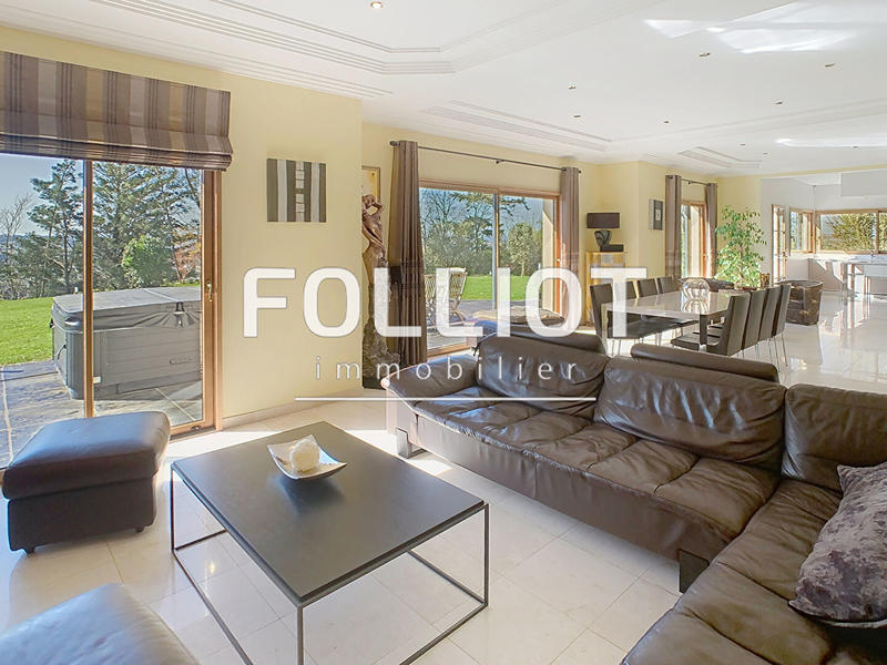 Maison - 300 m² - 8 pièces