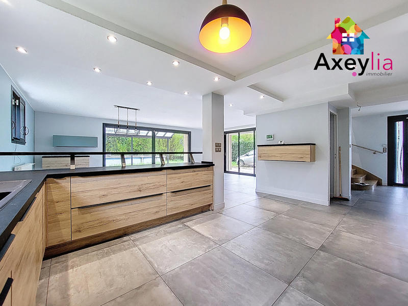 Maison - 240 m² - 10 pièces