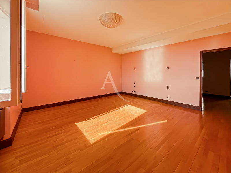 Maison - 230 m² - 8 pièces