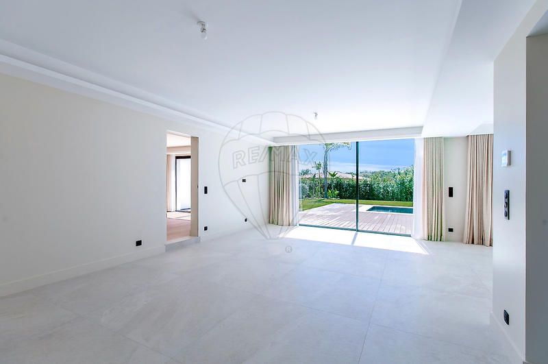 Maison - 280 m² - 8 pièces