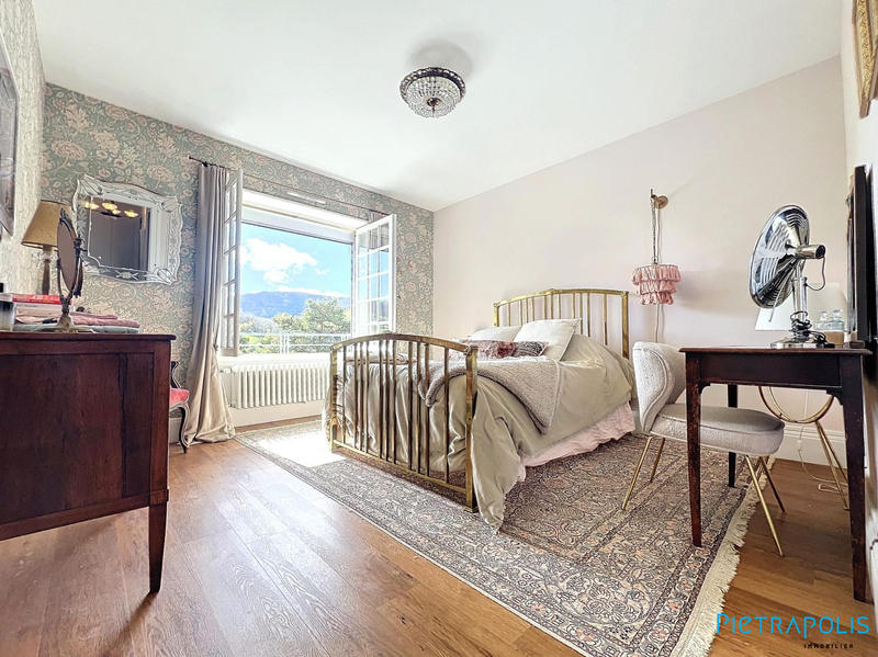 Maison - 300 m² - 8 pièces