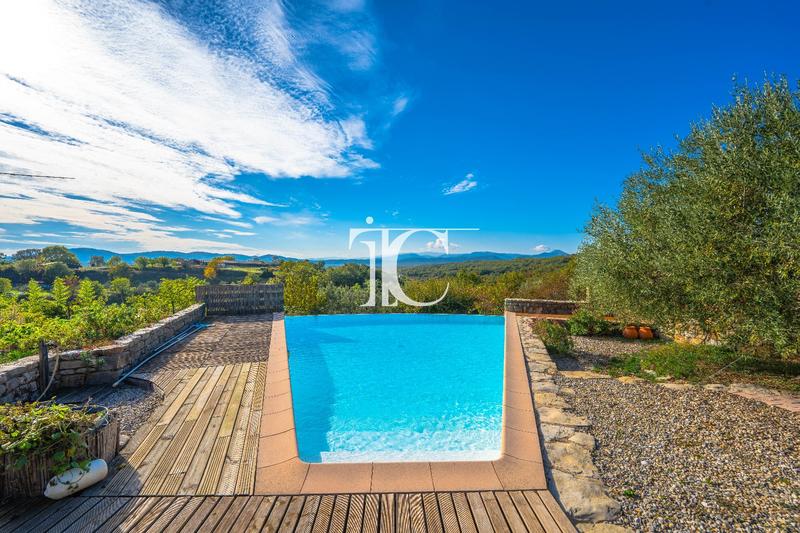 Maison - 223 m² - 9 pièces