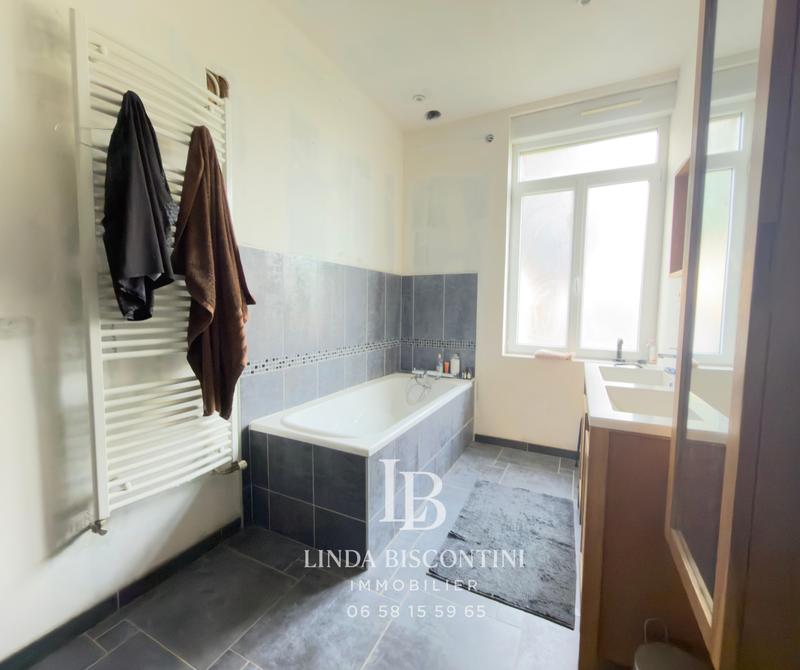 Maison - 250 m² - 9 pièces