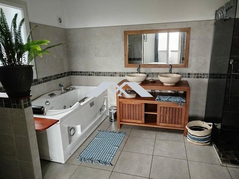 Villa - 196 m² - 8 pièces