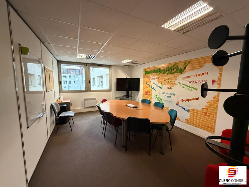 Bureau - 866 m²