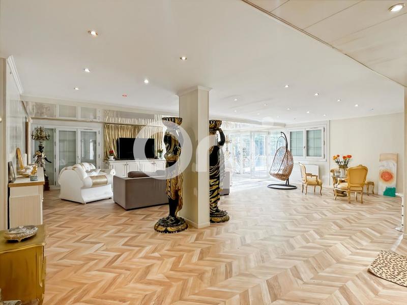 Propriété - 320 m² - 6 pièces