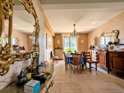 Maison - 232 m² - 8 pièces