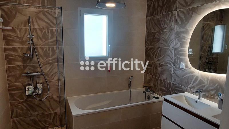 Maison - 250 m² - 11 pièces