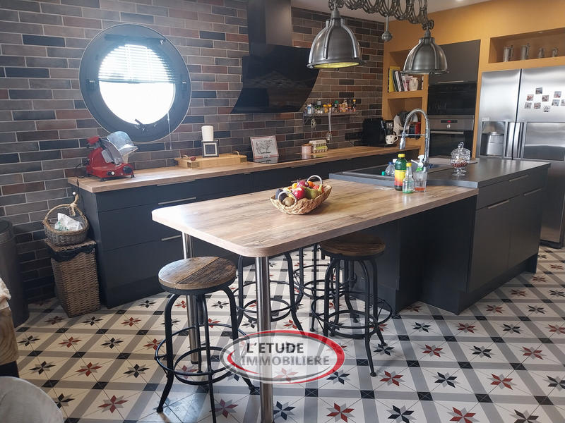 Maison - 201 m² - 7 pièces