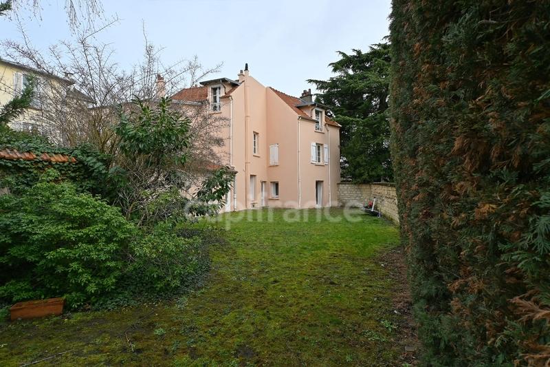 Maison - 230 m² - 9 pièces