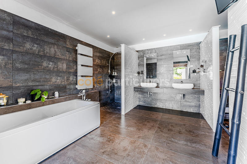 Maison - 350 m² - 11 pièces