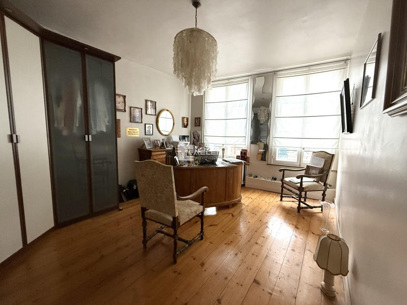 Maison - 207 m² - 9 pièces