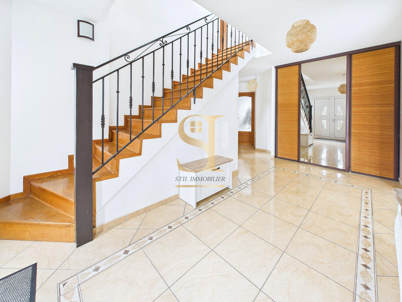 Maison - 211 m² - 9 pièces