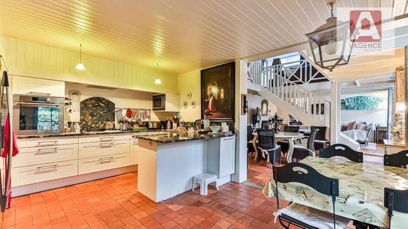 Maison - 234 m² - 7 pièces