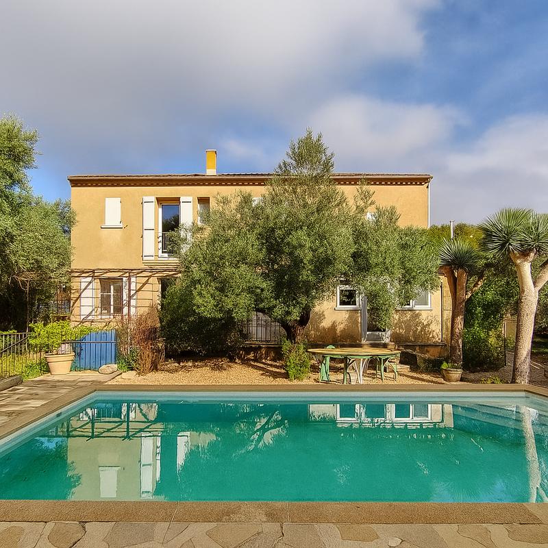 Maison - 245 m² - 9 pièces