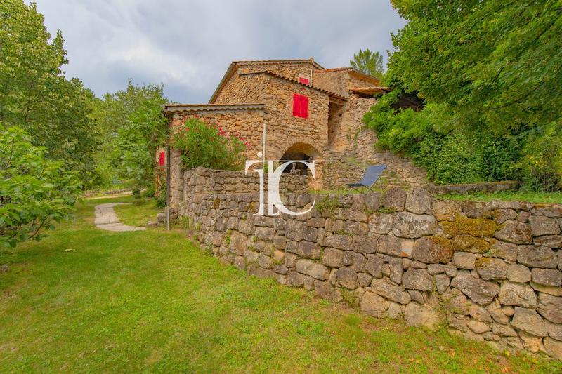 Maison - 245 m² - 9 pièces
