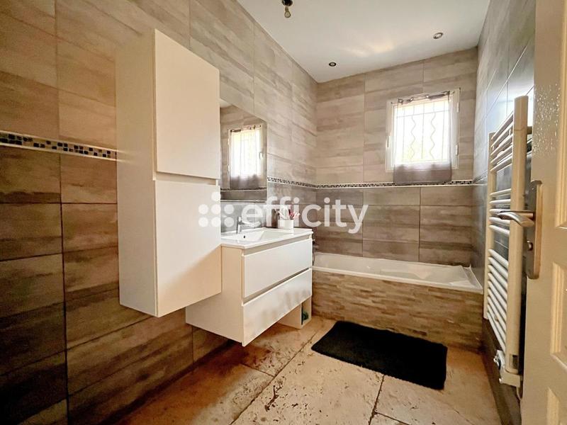 Maison - 305 m² - 7 pièces