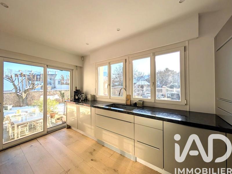 Maison - 213 m² - 8 pièces