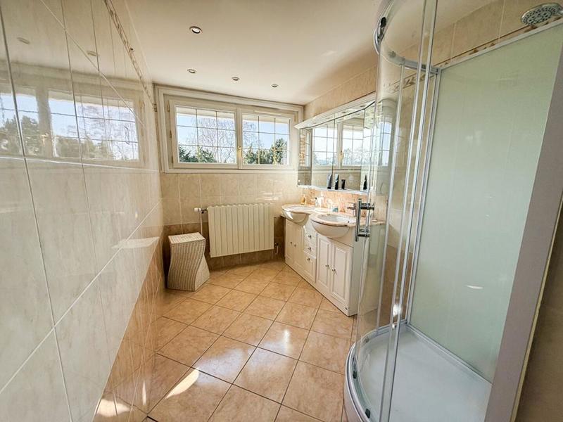 Maison - 220 m² - 12 pièces