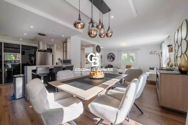 Maison - 280 m² - 10 pièces