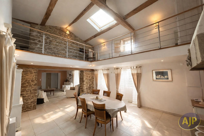 Maison - 231 m² - 12 pièces