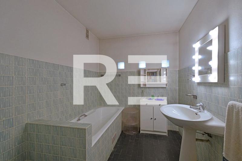 Maison - 250 m² - 9 pièces