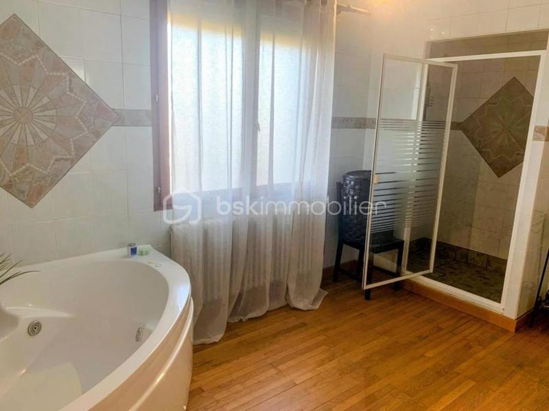 Propriété - 222 m² - 10 pièces