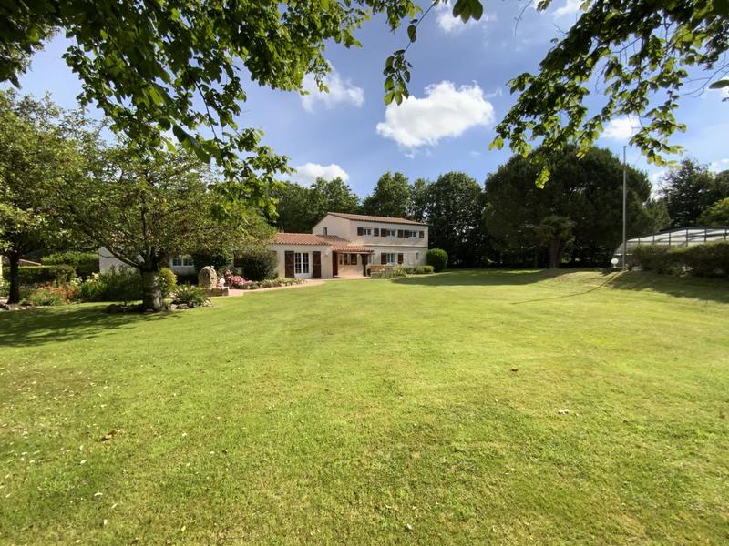 Pavillon - 262 m² - 7 pièces