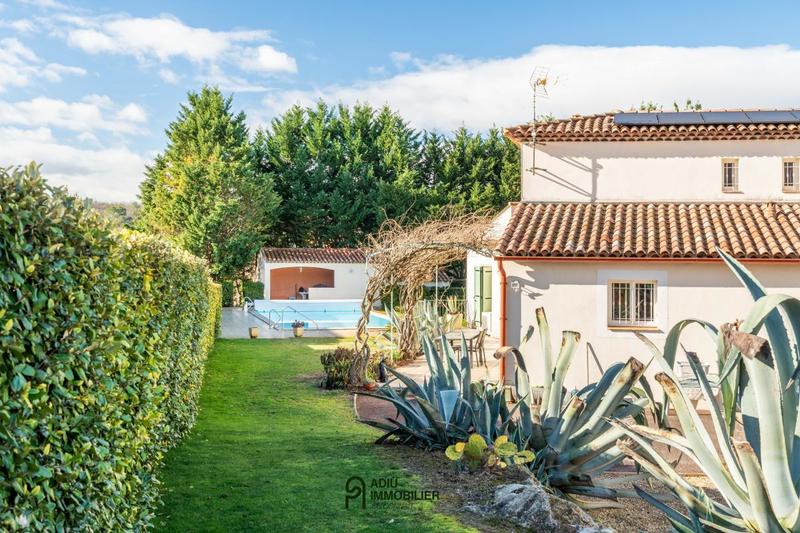 Maison - 212 m² - 5 pièces