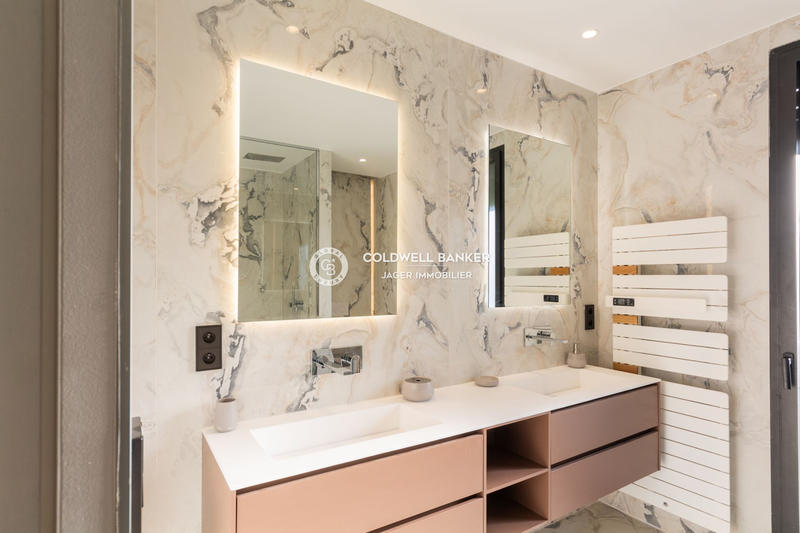 Villa - 300 m² - 6 pièces