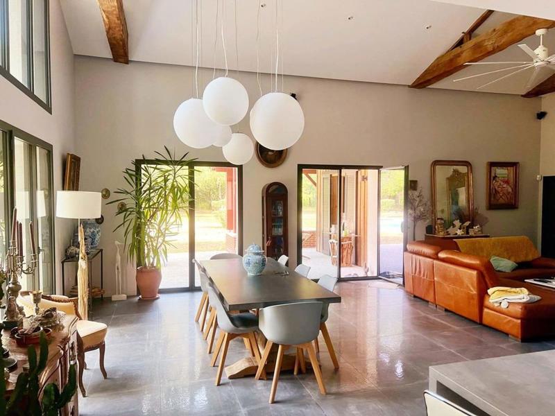 Propriété - 210 m² - 6 pièces