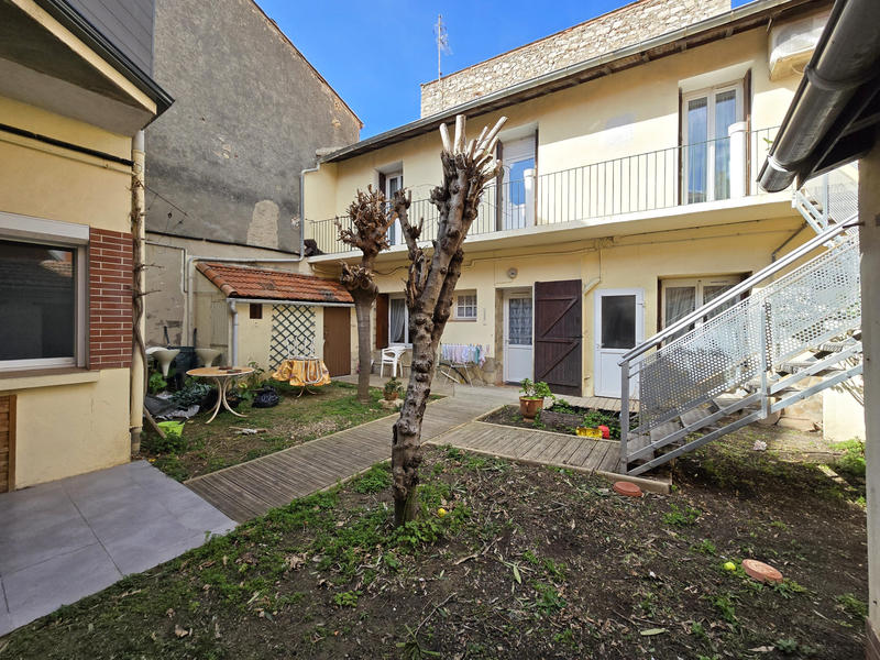 Maison - 235 m² - 10 pièces