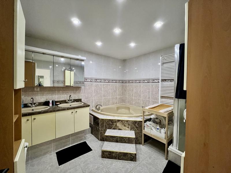 Maison - 200 m² - 6 pièces