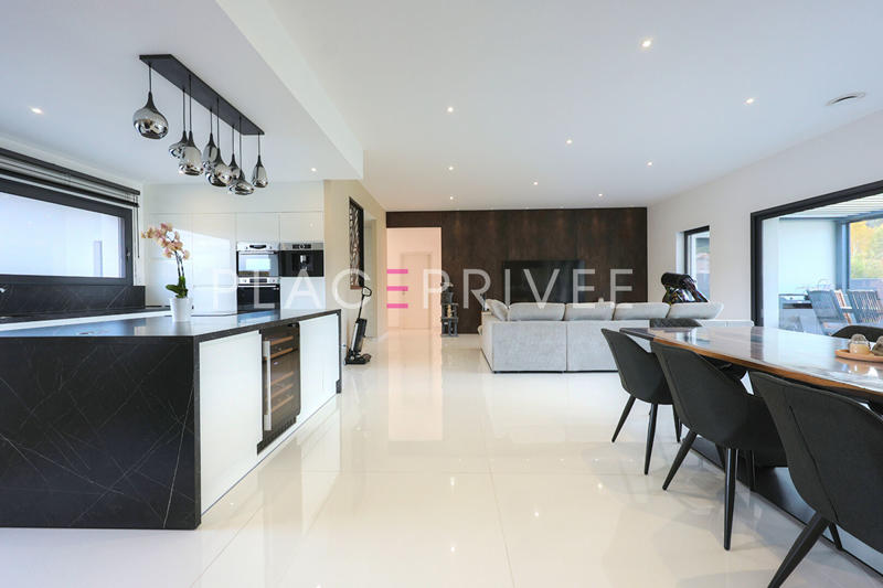 Maison - 300 m² - 9 pièces