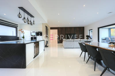 Maison - 300 m² - 9 pièces