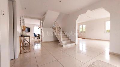 Maison - 219 m² - 6 pièces